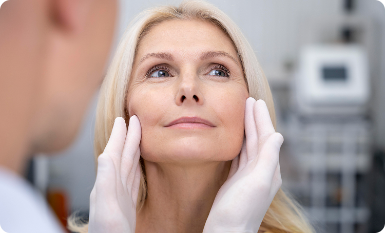 mulher-de-retrato-com-cabelo-castanho-na-preparacao-para-o-rejuvenescimento-operacao-de-cosmetologia-no-salao-de-beleza-maos-em-luvas-azuis-desenhando-no-rosto-botox-beleza-1-3 APRIMORAMENTO PROFISSIONAL